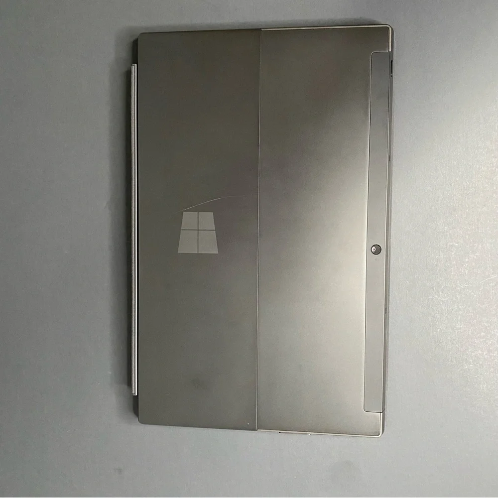 10.6 Microsoft Surface RT 1516 Touch Tablet 32GB W. Black Keyboard/ Charger -EUC